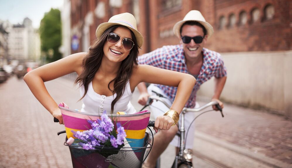 Femeie cu un bărbat pe biciclete